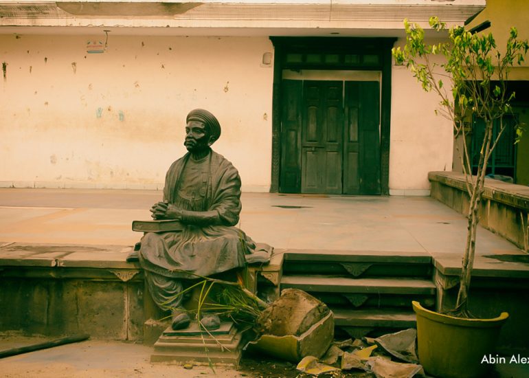 Local-walking-through-Old-City-in-Ahmedabad-abinalex