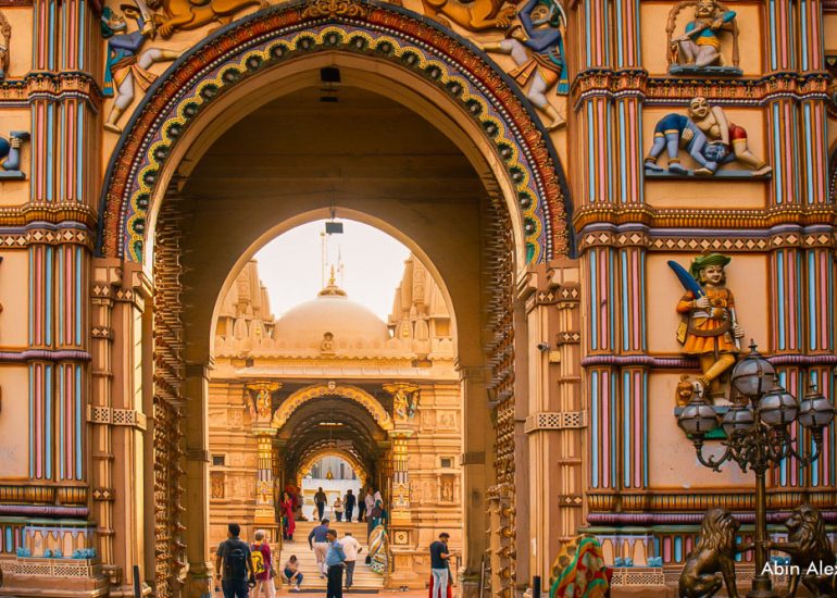 Local-walking-through-Old-City-in-Ahmedabad-abinalex