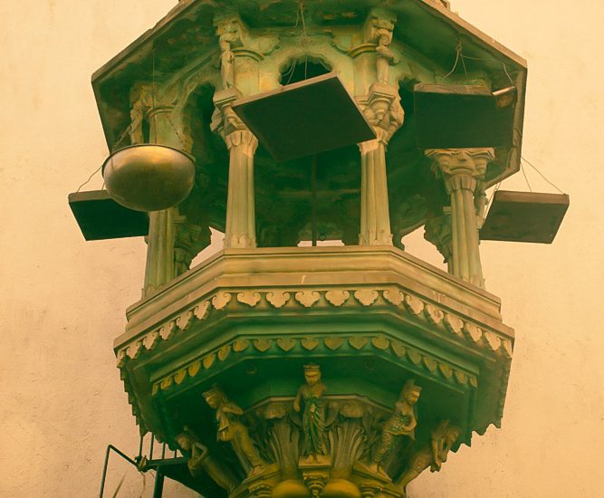 Local-walking-through-Old-City-in-Ahmedabad-abinalex