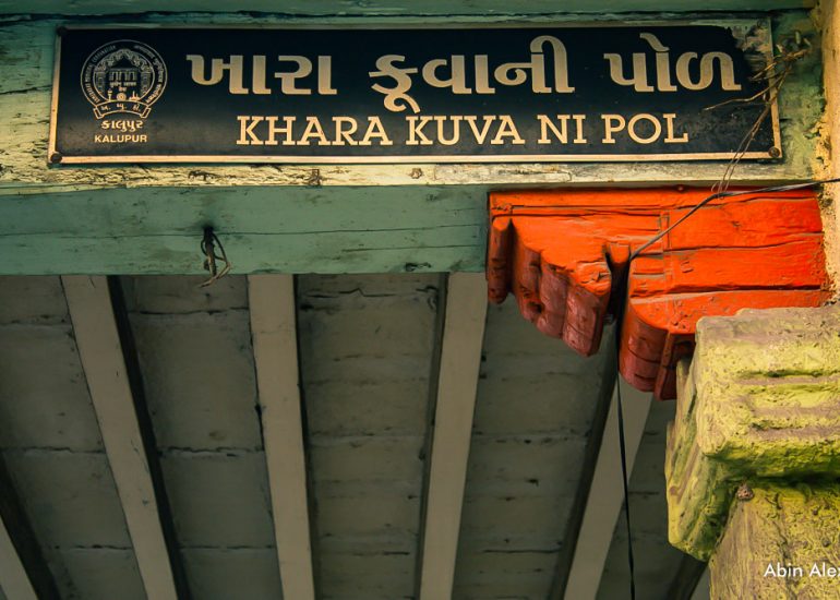 Local-walking-through-Old-City-in-Ahmedabad-abinalex
